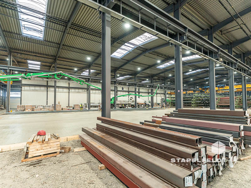 Industriehalle sanieren, Betonierarbeiten in Halle, umfangreiche Industriebodensanierung in Hamburg Billbrook durch das Bauunternehmen Stapelfeldt Bauunternehmung