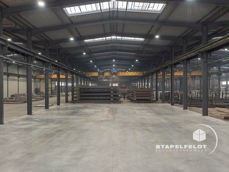 Industriehalle sanieren, Betonierarbeiten in Halle, umfangreiche Industriebodensanierung in Hamburg Billbrook durch das Bauunternehmen Stapelfeldt Bauunternehmung